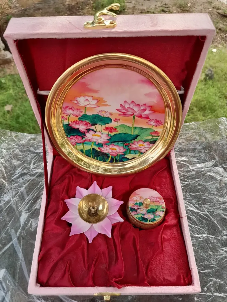 plate, pot and lotus set